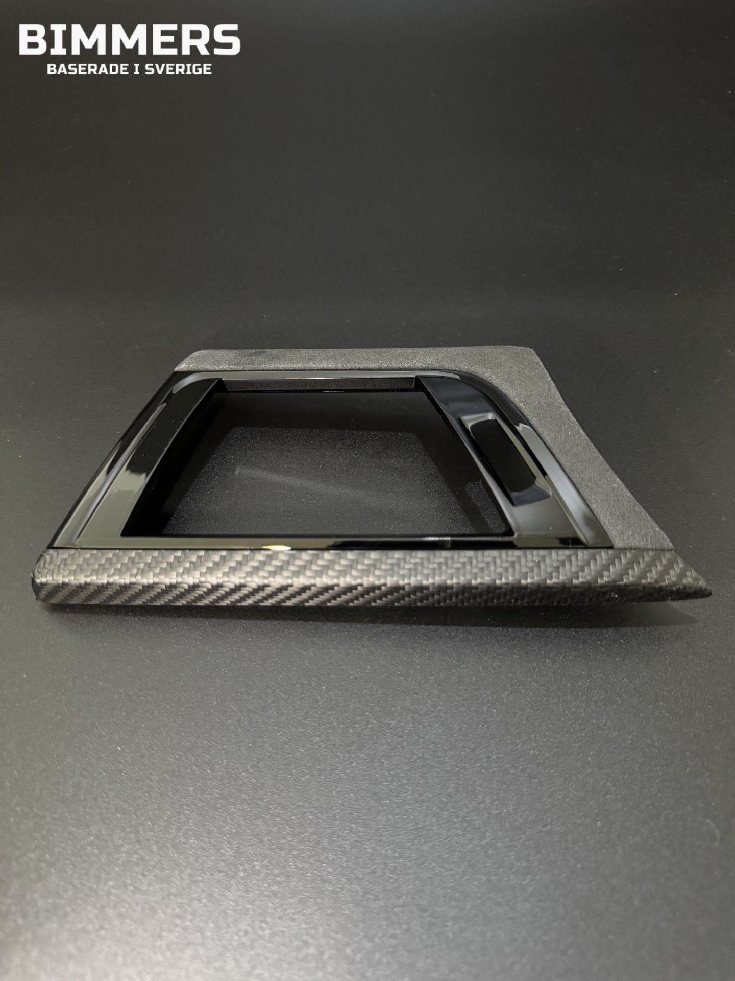 Bimmers™ Luftmunstyckslist i Äkta Kolfiber & Alcantara, Förarsida (Passar F30, F31, F32, F33, F34, F36)