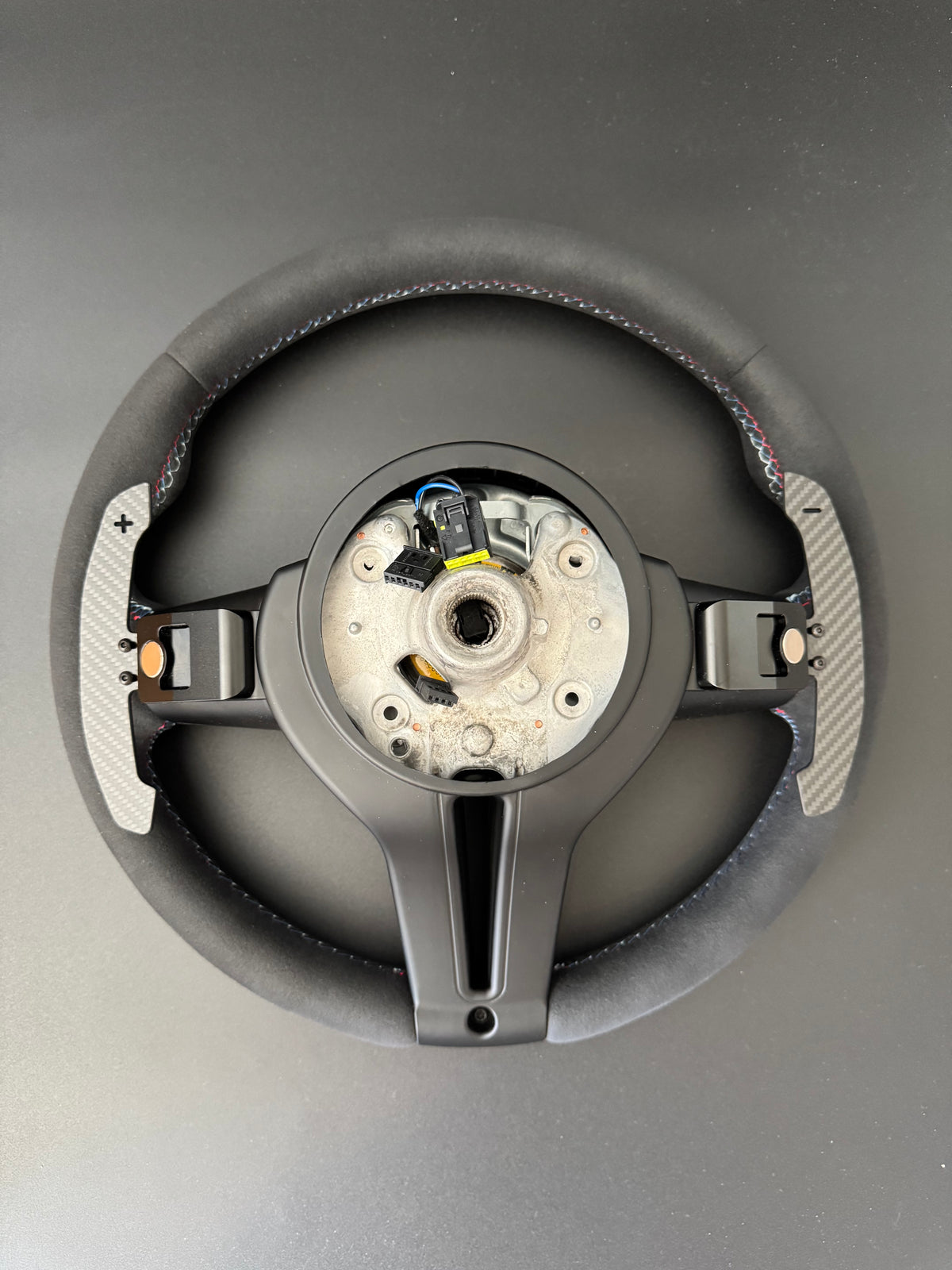 Baksida av m-sport kolfiber-ratt med magnetiska paddlar