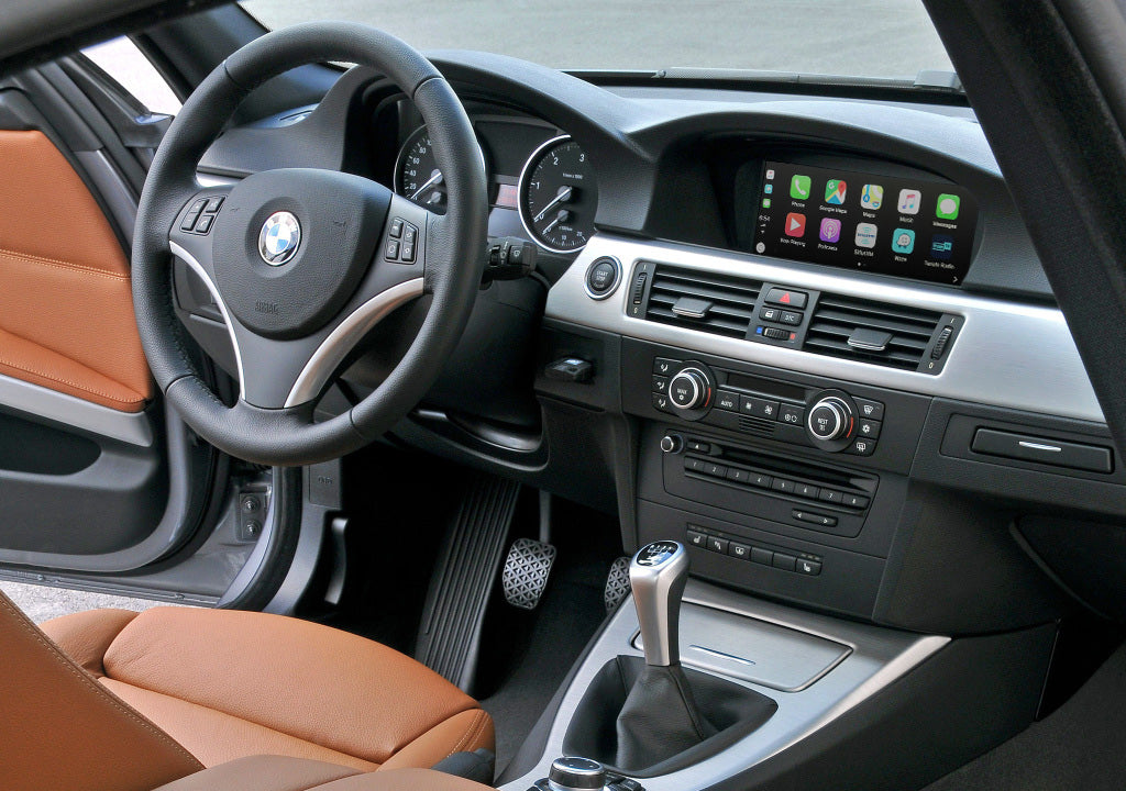 CarPlay-box monterad i BMW, skärmen visar Apple CarPlay-gränssnittet