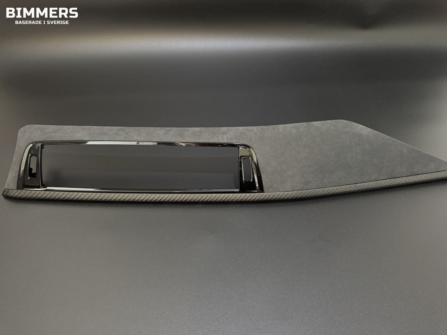 Bimmers™ Dashboardlist i Äkta Kolfiber & Alcantara (Passar F30, F31, F32, F33, F34, F36)