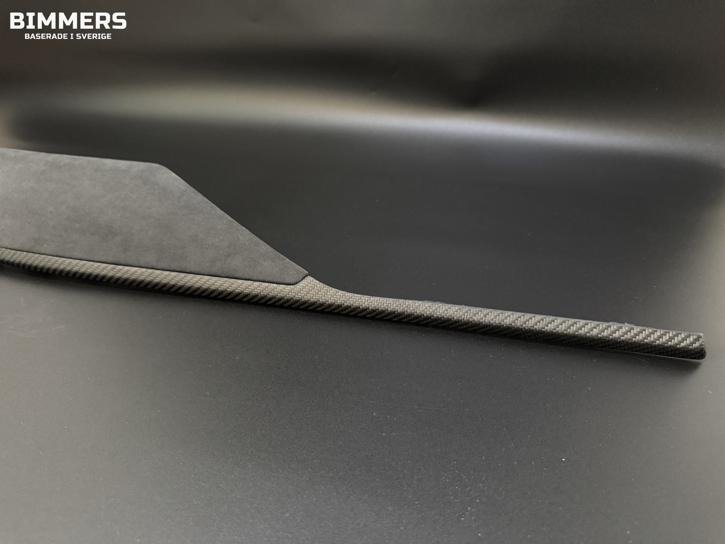 Bimmers™ Dashboardlist i Äkta Kolfiber & Alcantara (Passar F30, F31, F32, F33, F34, F36)