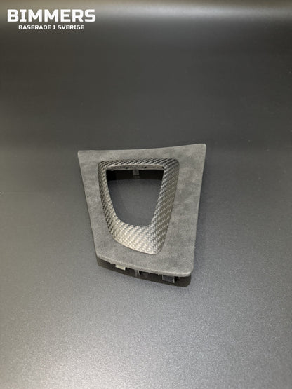 Bimmers™ Växelspaksram i Äkta Kolfiber & Alcantara (Passar F30, F31, F32, F33, F34, F36)
