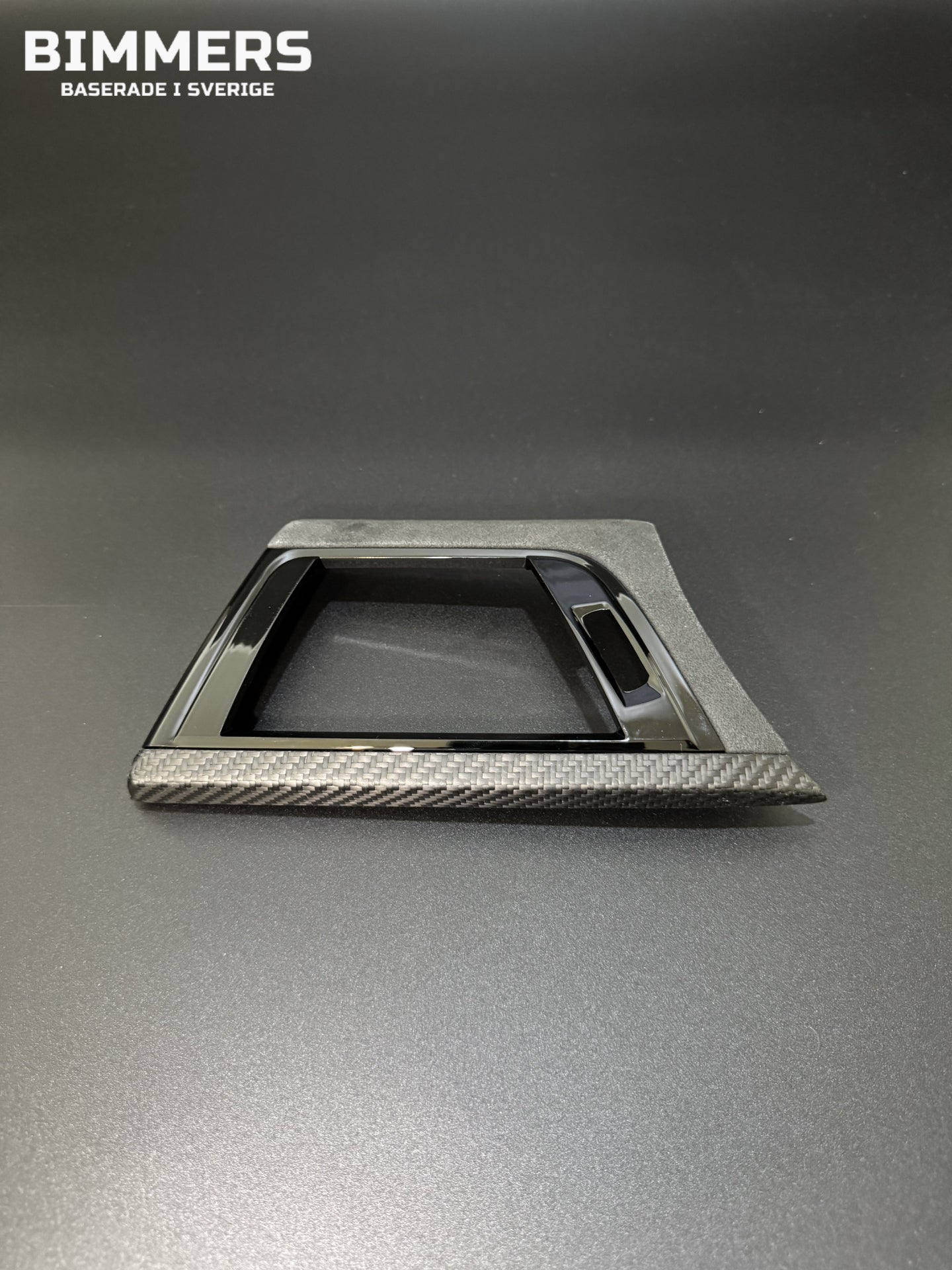Bimmers™ Luftmunstyckslist i Äkta Kolfiber & Alcantara, Förarsida (Passar F30, F31, F32, F33, F34, F36)