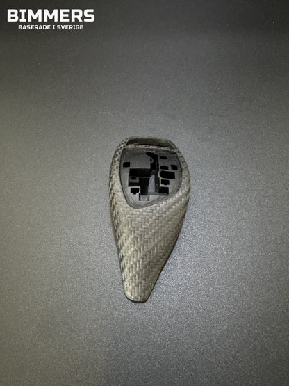 Bimmers™ Växelspakstrim i Äkta Kolfiber, Sportlåda (Passar F30, F31, F32, F33, F34, F36)