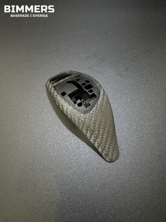Bimmers™ Växelspakstrim i Äkta Kolfiber, Sportlåda (Passar F30, F31, F32, F33, F34, F36)