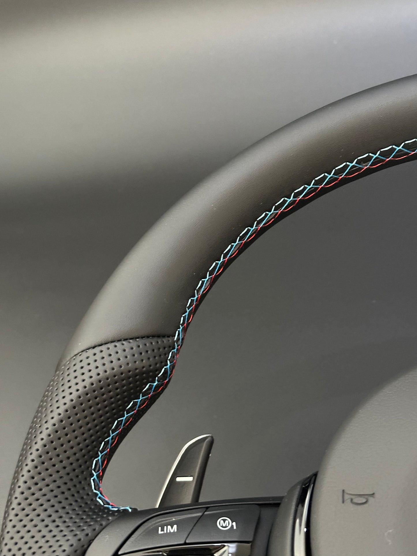 BMW M-Sport Ratt Flat bottom & Perforerat läder (Passar F1X, F2X, F3X, F8X, X3, X4, X5, X6)