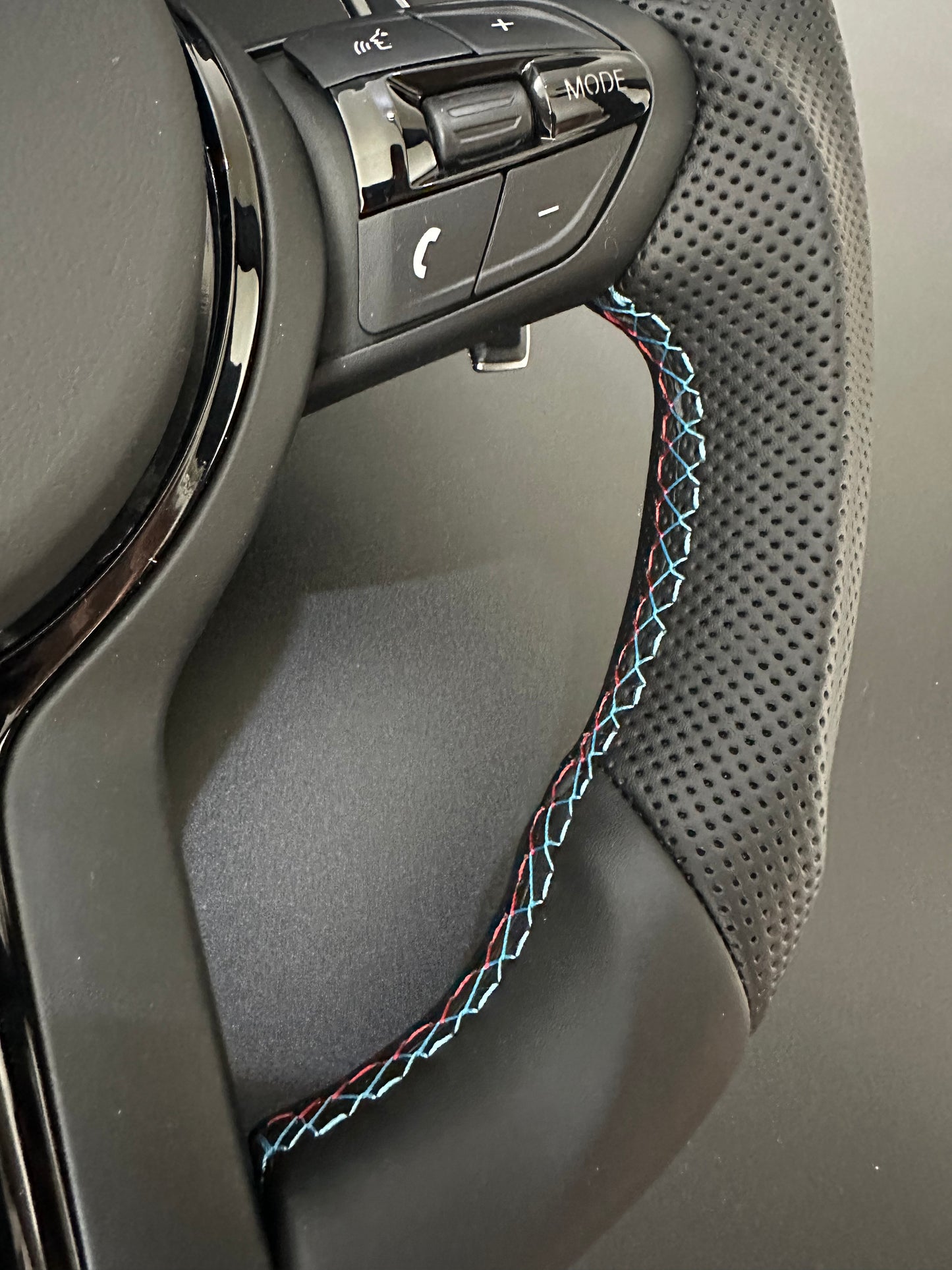 BMW M-Sport Ratt Flat bottom & Perforerat läder (Passar F1X, F2X, F3X, F8X, X3, X4, X5, X6)