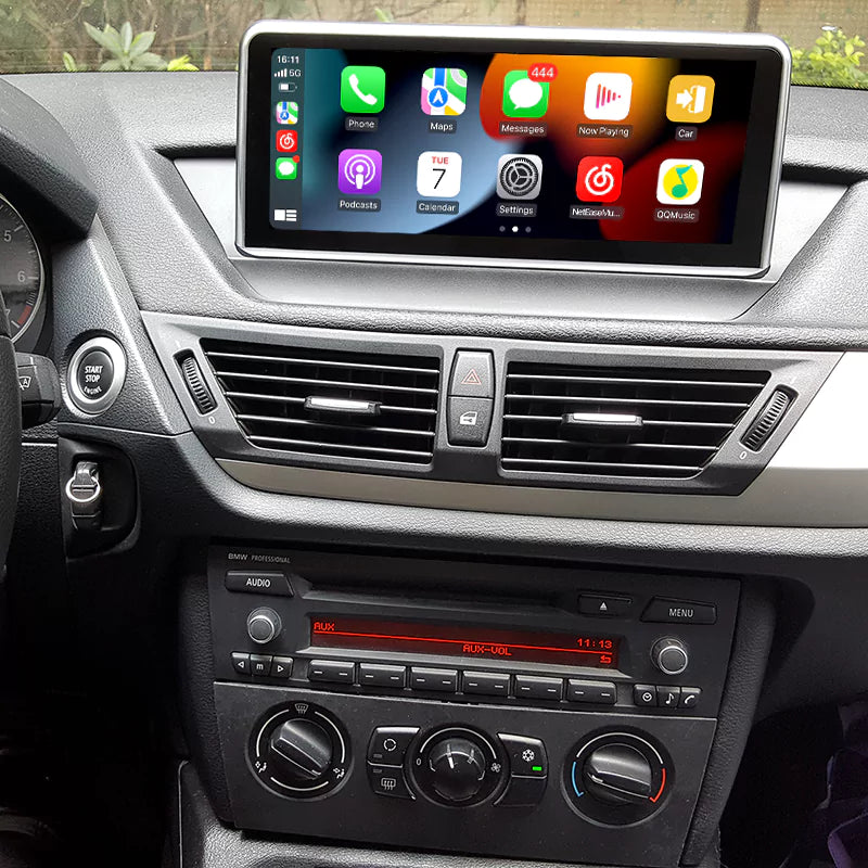 Interiörbild på Bimmers Androidskärm installerad i BMW X1 E84 som visar Apple CarPlay menyn.