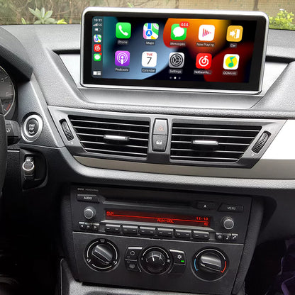 Interiörbild på Bimmers Androidskärm installerad i BMW X1 E84 som visar Apple CarPlay menyn.
