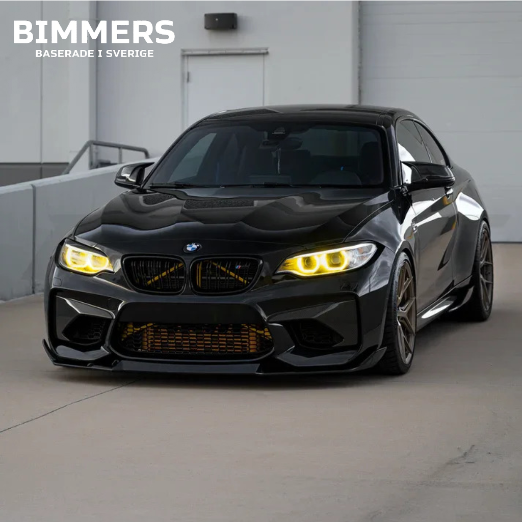 Frontvy av en BMW 2-serie M2 F87 utrustad med Bimmers gula CSL DRL-ljus