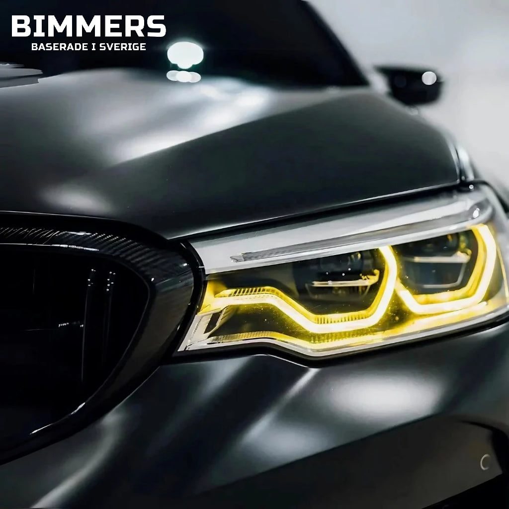 Svart BMW M5 F90 med gula CSL DRL ljus