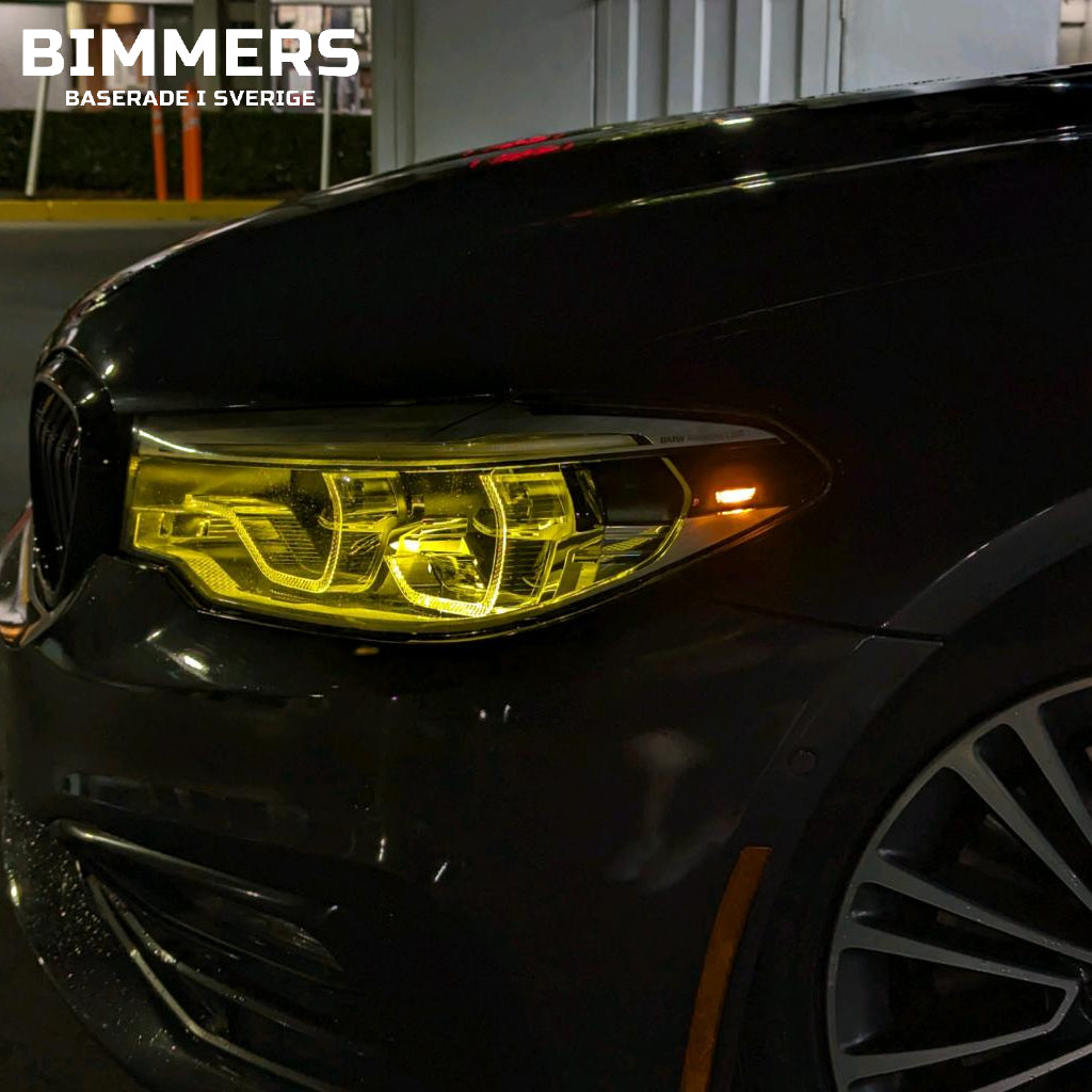 Svart BMW G31 med gula DRL ljus