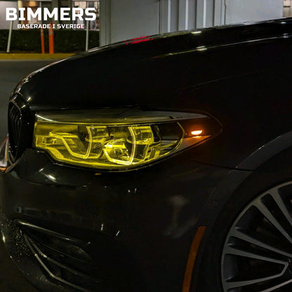 Svart BMW G31 med gula DRL ljus