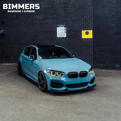 Sidobild av en blå BMW F20 med gula DRL installerade