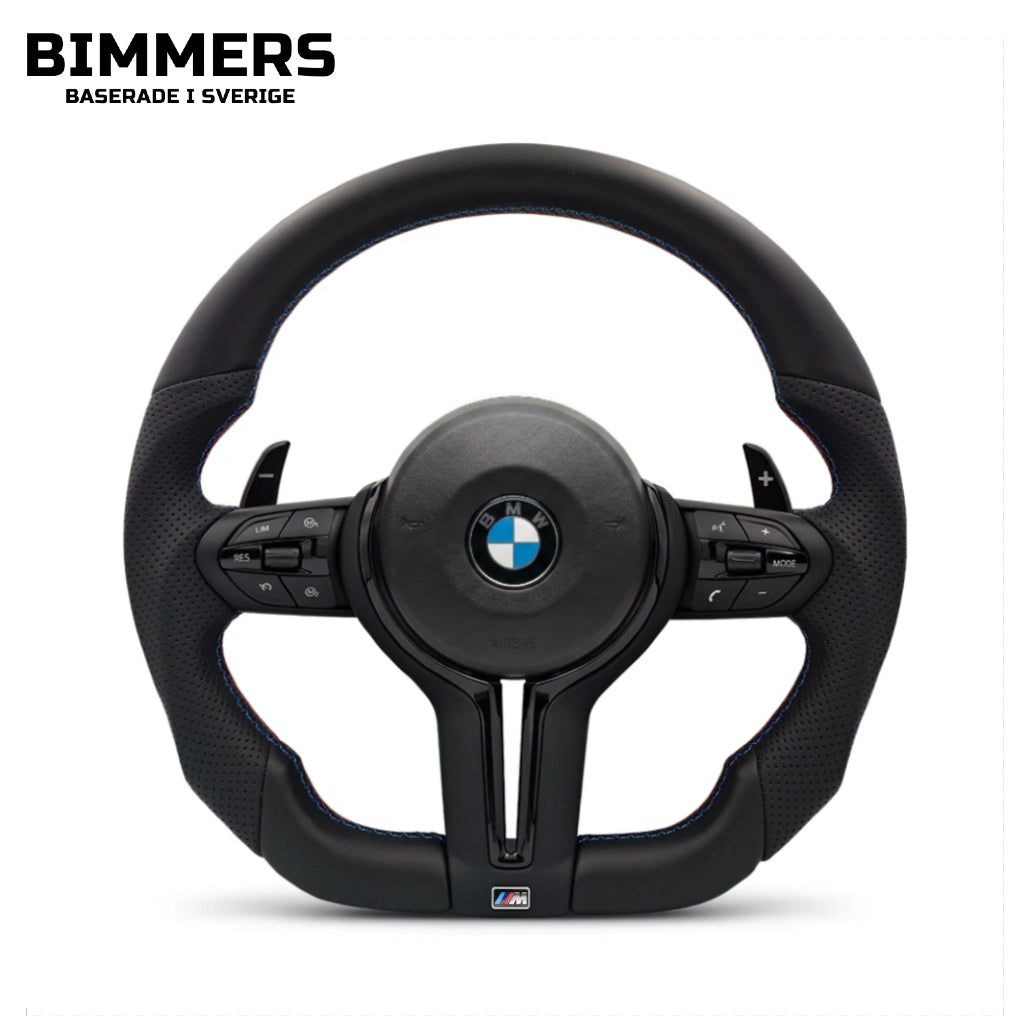 En BMW M Sport ratt med flat bottom, svarta plastdetaljer och m-färgade sömmar. Passar flera modeller som exempelvis F30, F31, F10, F11. Original OEM airbag som tillval.