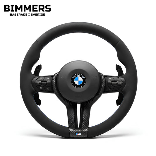 En BMW M Sport ratt i alcantara och kolfiber (dry carbon) med OEM airbag som passar flera modeller F30, F31, F10, F11, F20, F21.