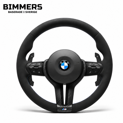 En Bimmers™ BMW M Sport ratt i alcantara och matt kolfiber (dry carbon) med OEM airbag som passar flera modeller F30, F31, F10, F11, F20, F21.