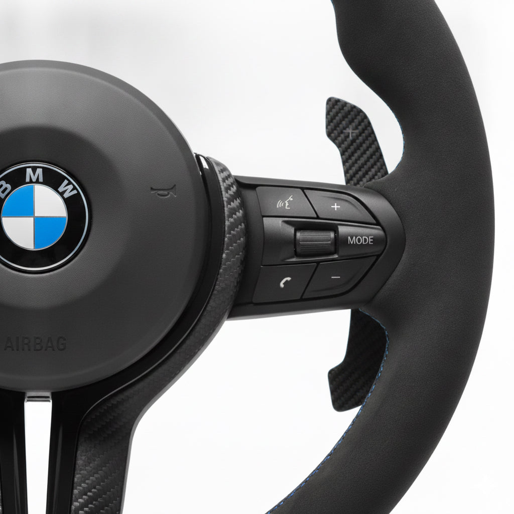 Närbild på multifunktionsknappar för volym och samtal på Bimmers™ BMW M-Sport matt kolfiber svart ratt med magnetiska paddlar F-serien.