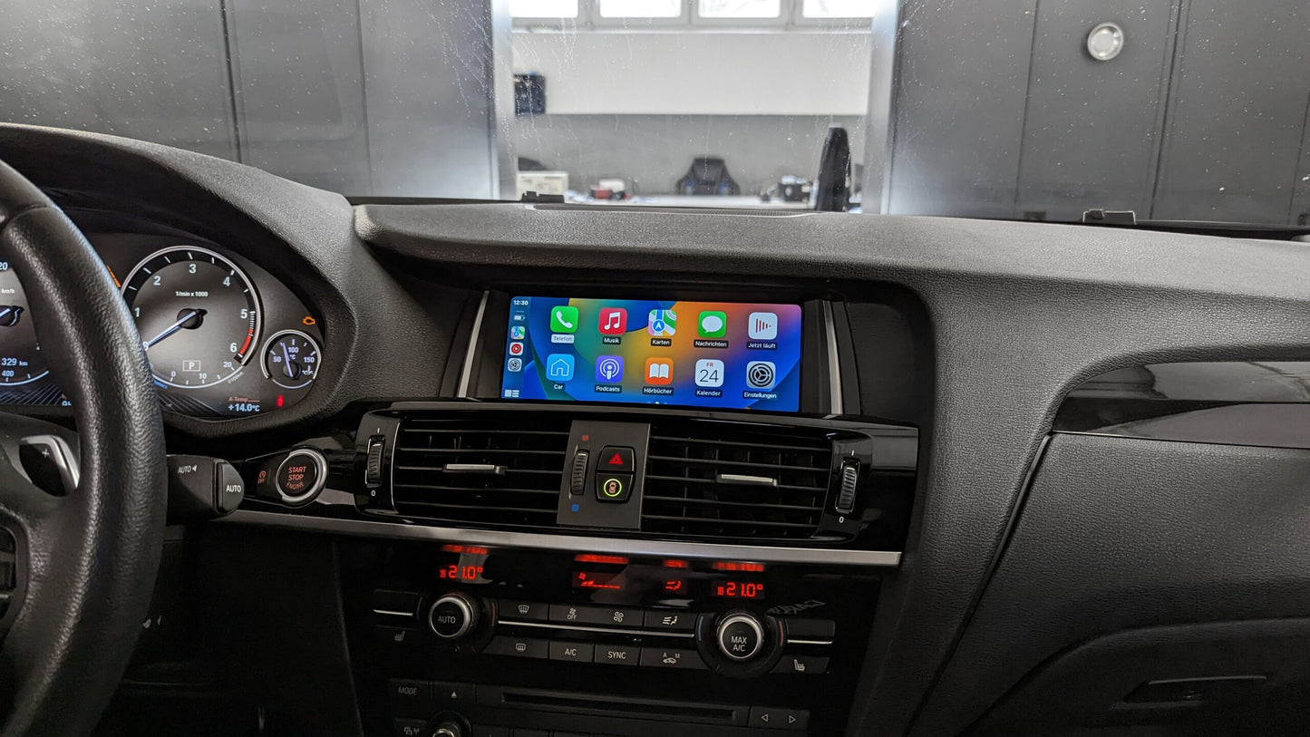 Interiörbild på Bimmers Androidskärm installerad i BMW X3 (F25) som visar Apple CarPlay menyn.