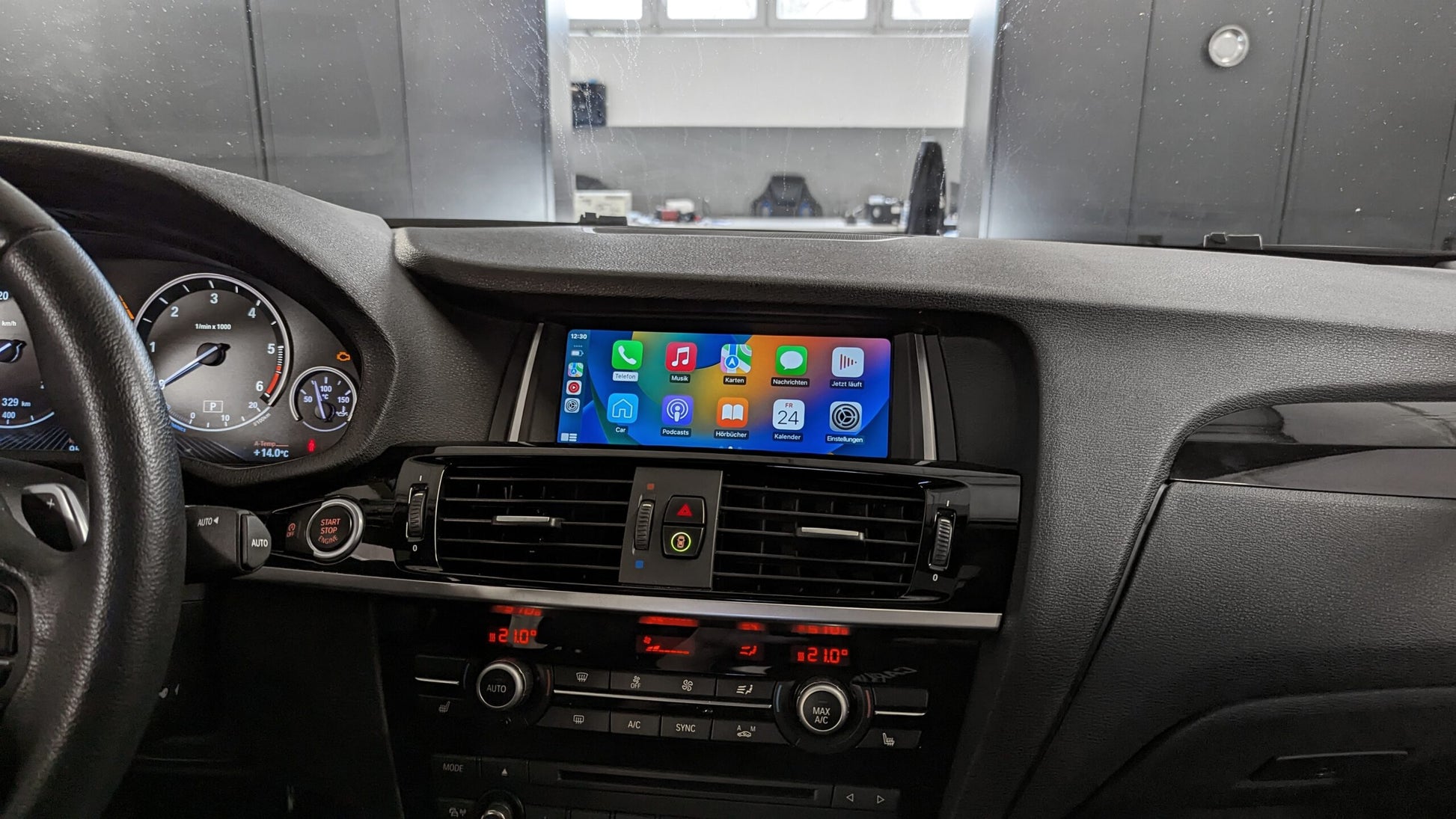 Interiörbild på Bimmers Androidskärm installerad i BMW X3 (F25) som visar Apple CarPlay menyn.