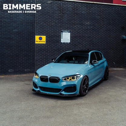 Sidoild av en blå BMW F20 med gula DRL monterade