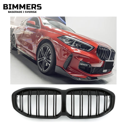 Njurgrill dubbla ribbor BMW 1-serie F40 från 2019, blank svart, bild 1