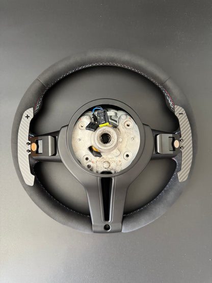 Baksida av m-sport kolfiber-ratt med magnetiska paddlar